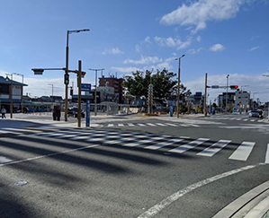 まっすぐ進み、左手に磐田駅があります。そのまま通り過ぎます。